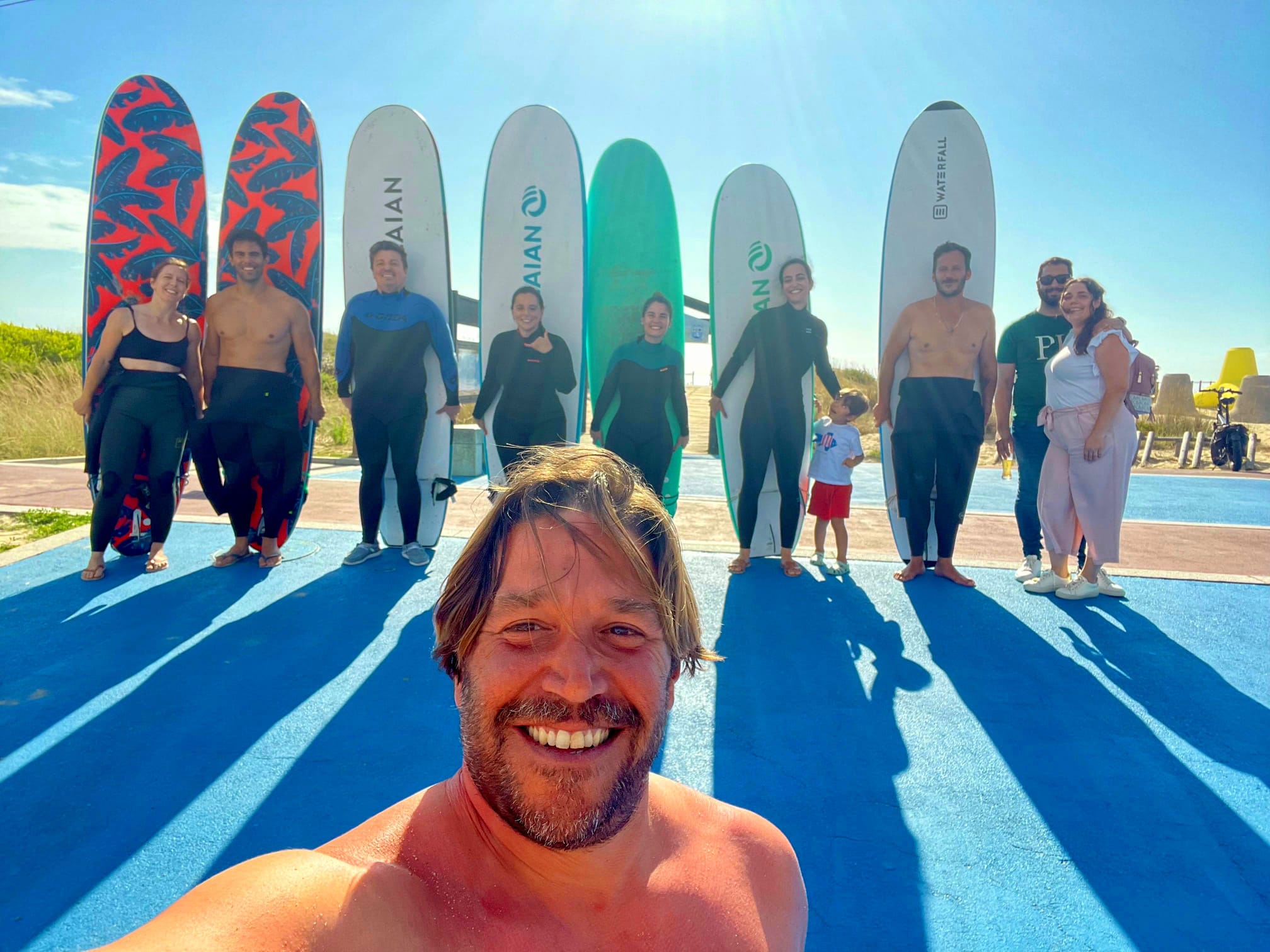 Happy group with surfboards after lessons — surf lessons Porto area, Praia da Aguda